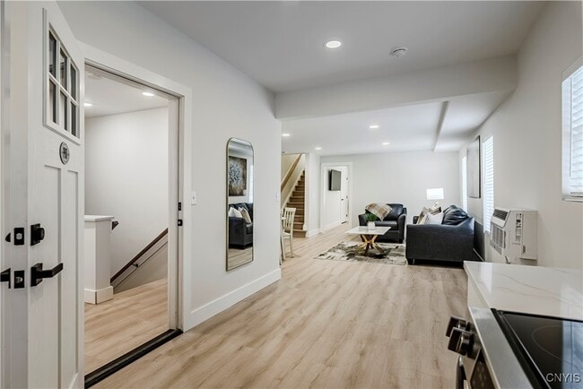 Photo - 1104 Main St