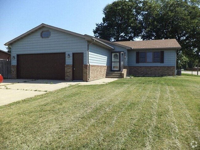 Building Photo - 3 Bedroom House!