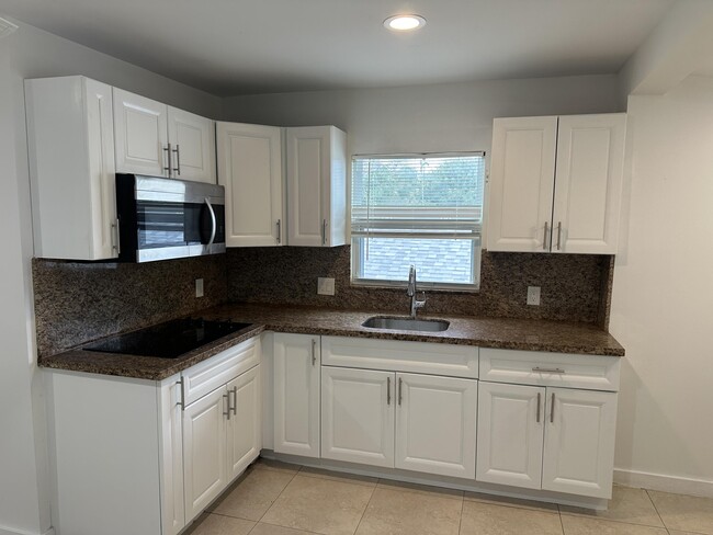 Building Photo - 801 Dobbins St Unit 4 Rental