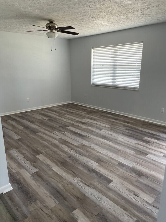 Photo - Refreshed 2/2 within walking distance to park