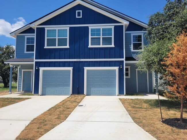 Building Photo - Almost New Townhome 3/2.5 Near UTSA