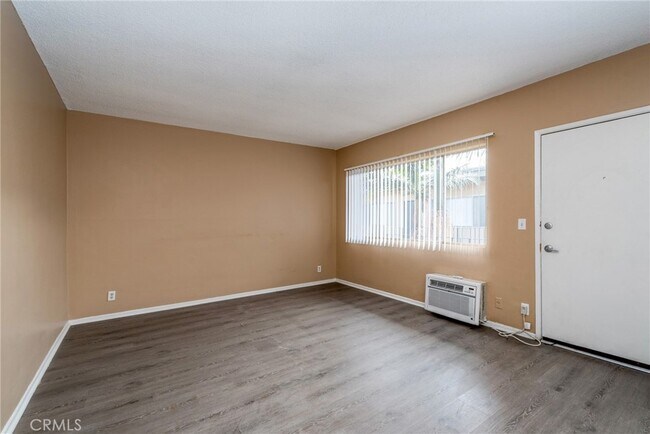 Photo - 17931 Devonshire St