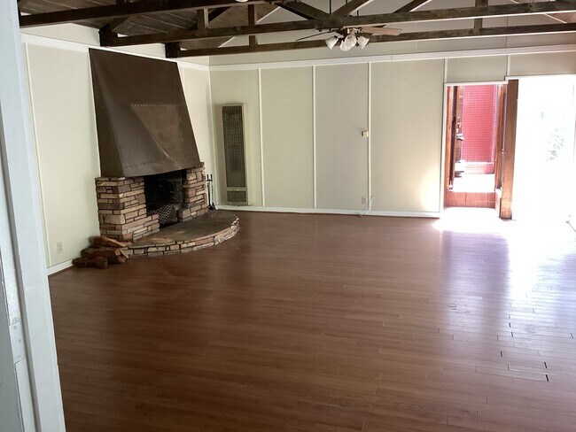 Living Room - 3501 Curlew St