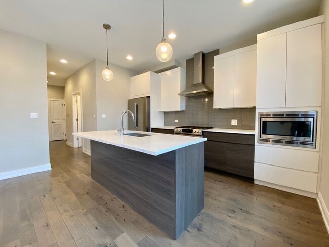 Building Photo - 317 W Evergreen Ave