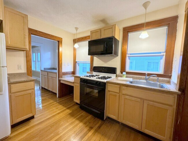Building Photo - 14 Irvington Rd Unit 1