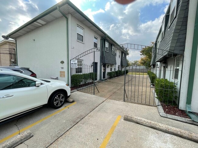 Building Photo - 1824 Hickory Ave