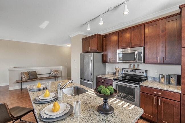 Kitchen - Centerra Pointe Apartments