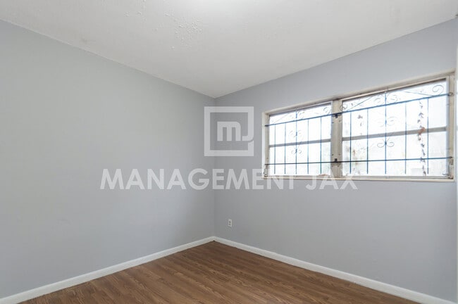 Photo - 1464 W 6th St