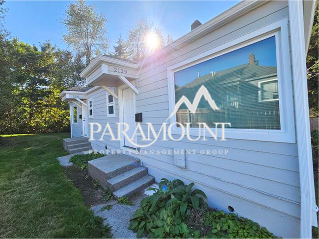 Building Photo - Remodeled 1 Bedroom in a Great Location! Landscaping Included!