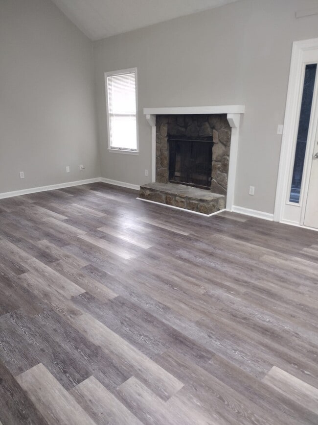 Photo - 275 Juliet Ln SW