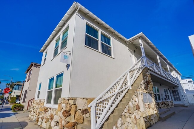 Building Photo - Upgraded Studio in Belmont Shore Available Now!! Unit 7