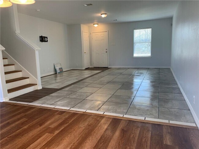 Photo - 328 Almquist St