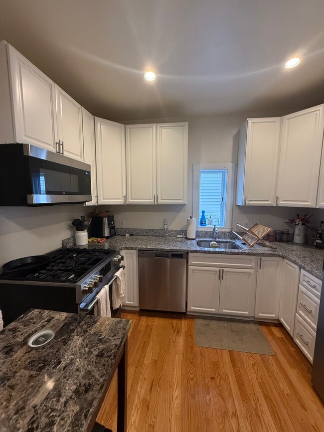 Building Photo - 518 E 3rd St Unit 2T