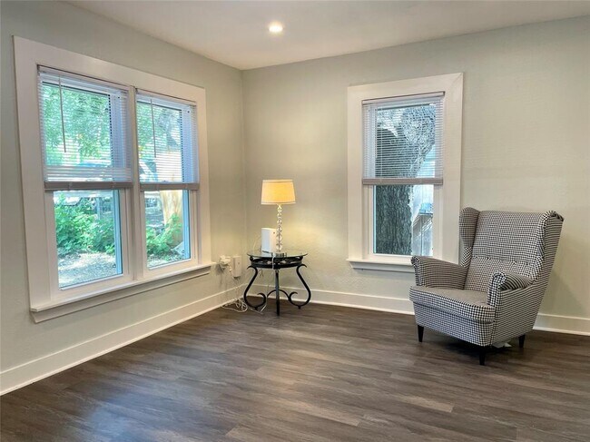 Photo - 807 E Riverside Dr