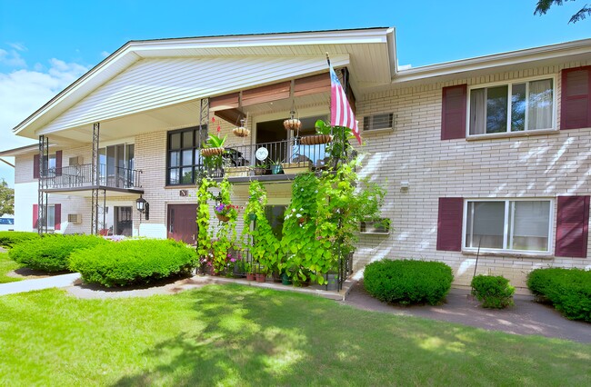 Building Photo - Hallmark Village Rental