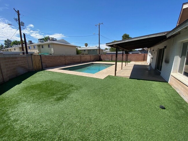 Photo - 5 Bedroom 3 Bath home close to ASU - POOL AND TURF BACKYARD