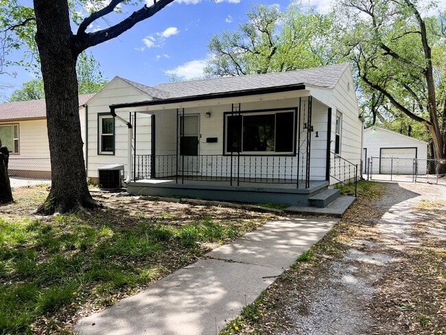 Building Photo - 141 S Custer Ave