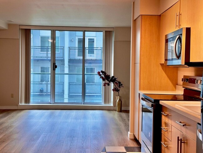 Photo - Downtown Bellevue Studio with Balcony, In-... Unidad 501