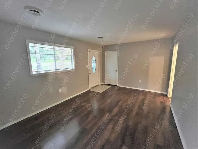 Photo - 408 Queen Marie Ln