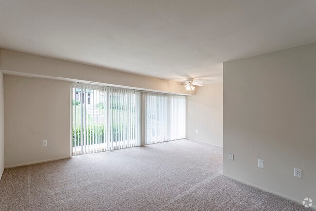 2 BR, 1 BA - 750 SF