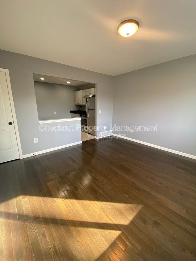 Photo - 812 Schirmer St