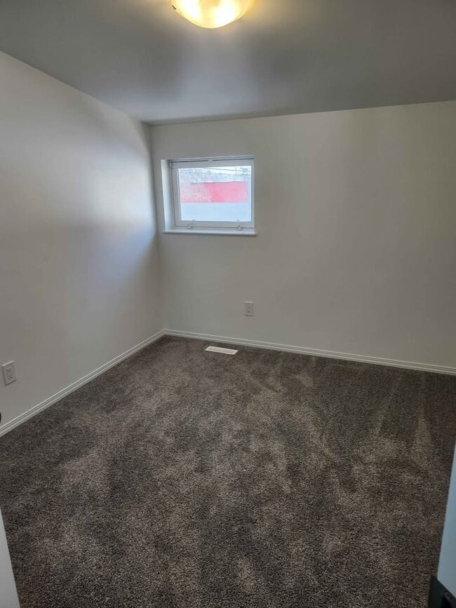 Building Photo - 11813-11847 47 St NW Unit 11813 - Bsmt