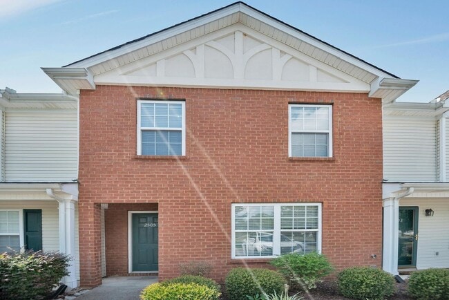 Building Photo - Townhome for rent five minutes from I-24