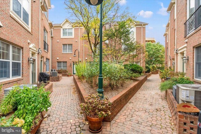 Photo - 2622 Clarendon Blvd