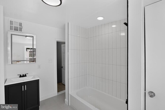 Photo - 3053 Janney St