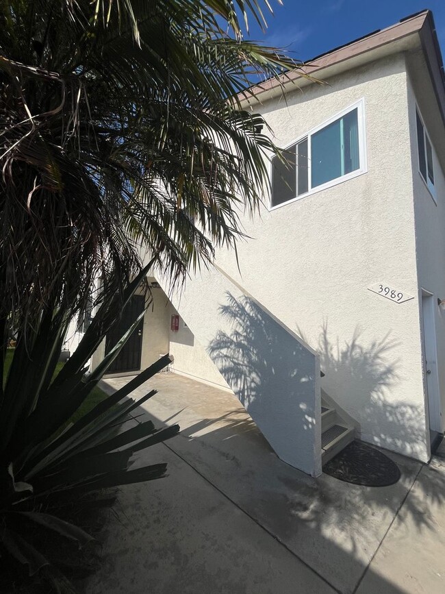 Building Photo - SPACIOUS 2 BEDROOM/1 BATHROOM TOP FLOOR AP... Unit 3989 #3 Rental