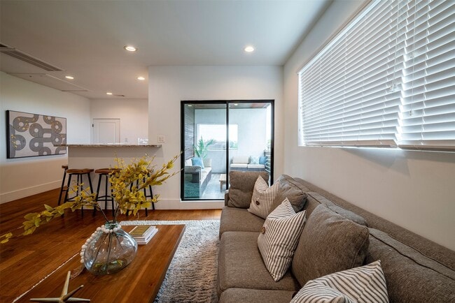 Building Photo - 3218 Crawford St