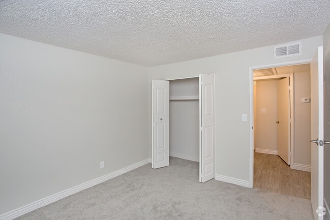 1BR, 1BA - 713 SF - 544 Southern Apartments