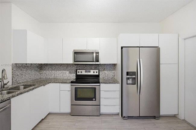 Building Photo - 2066 Madeira Dr
