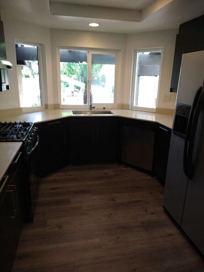 Photo - 4 Bedroom Townhouse - Ideal for Chapman St...