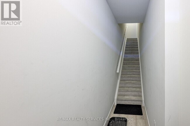 Photo - 925 Deveron Crescent