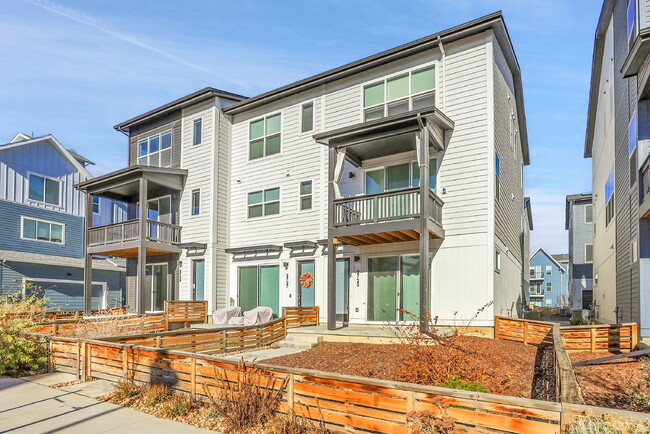 Photo - $2,500 - 2 Bed, 2 Full Bath Townhome In Broomfield with Central AC and In Unit Laundry!