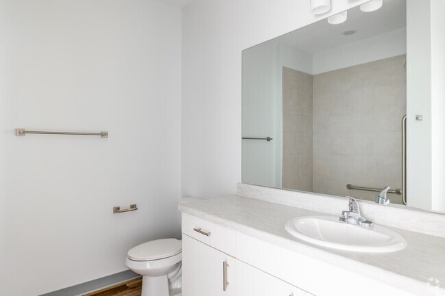 1BR, 1BA - 660SF - Bathroom
