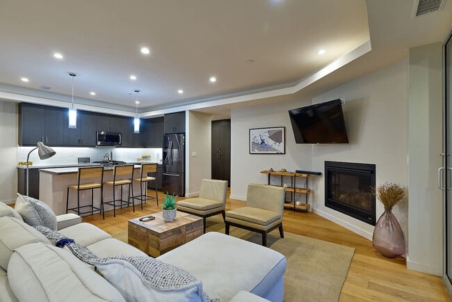 Building Photo - 2310 Edinburg Ave Unit ID1407021P