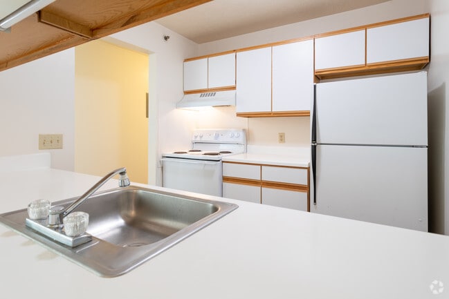 2 BR, 1 BA - 960 SF, Deluxe