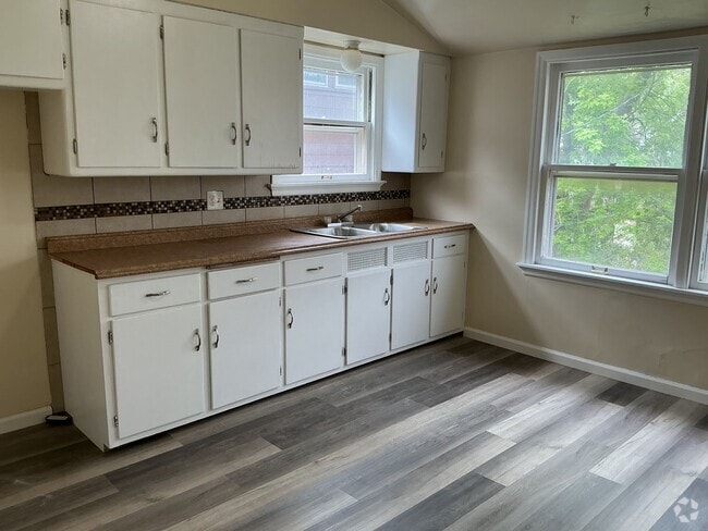 Building Photo - 3139 N 44th St Unit Upper Rental