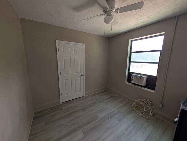 Photo - Studio Apartment for Rent – Kenmare Apartments, Nokomis Unidad 401 Colonia Ln, E. #8