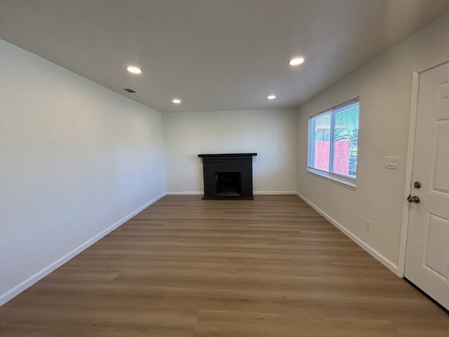 Photo - 1525 James St