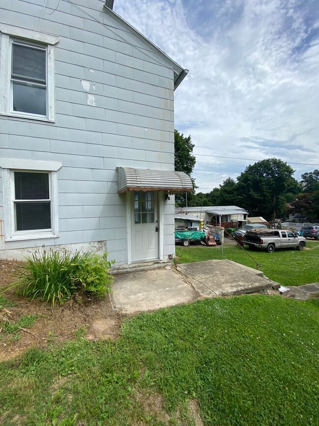 1239 Fourth St Slatington PA 18080 - 1239 Fourth St Slatington PA 18080 Apartment Unit 1239 Fourth St Downstairs