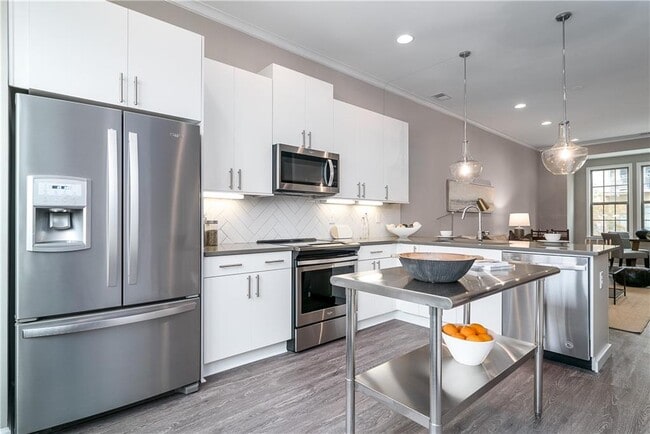 Photo - 603 Broadview Pl NE