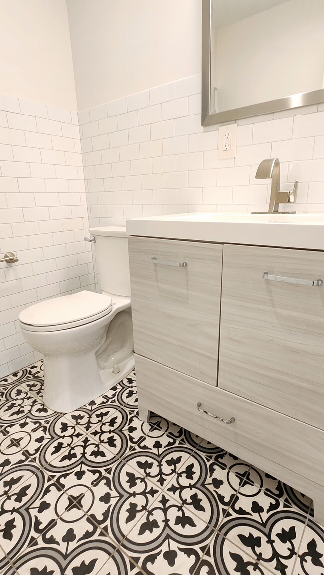 Photo - 2200 W 32nd St
