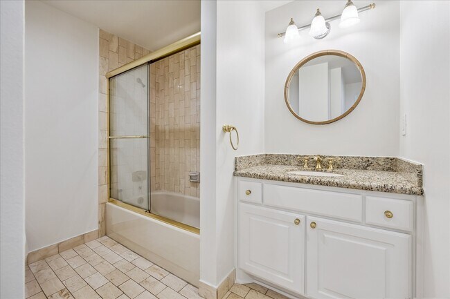 21 Briar Hollow Ln Unit 501