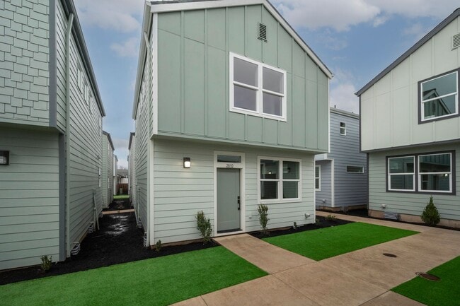 Building Photo - Move In Special Up to 3 Month's Free !! Ne... Rental