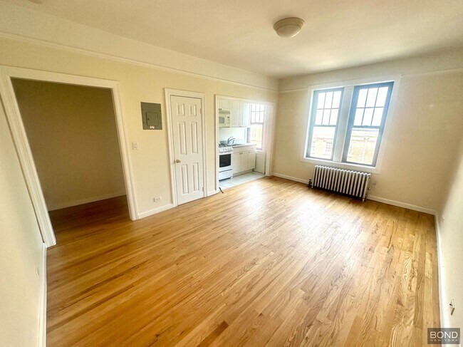 Building Photo - 218 W 10th St Unit 4E Rental