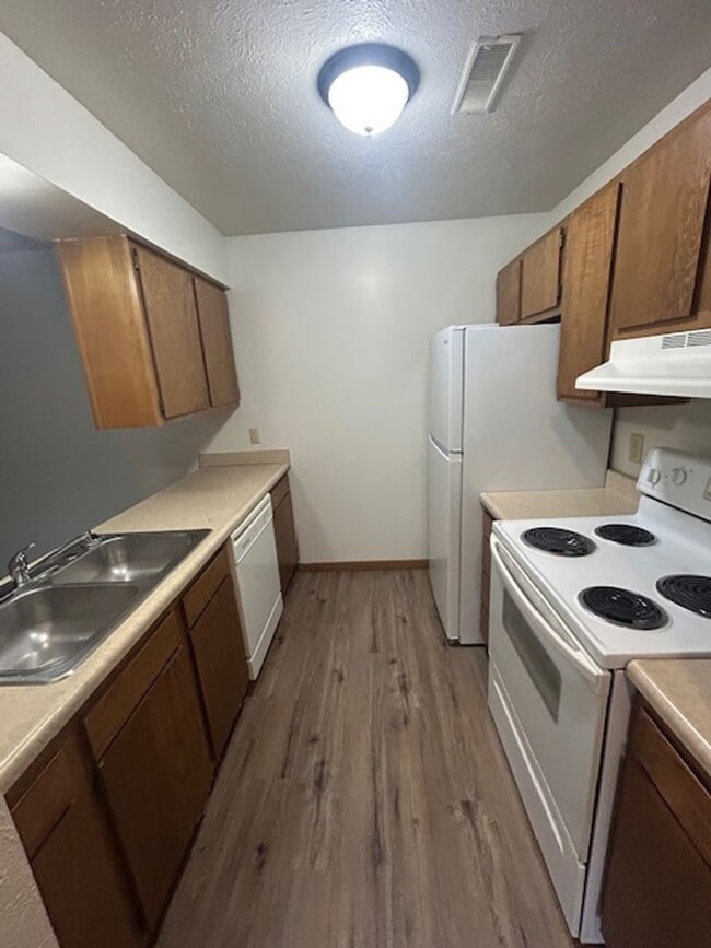 Building Photo - 2 bedroom 1 bath, middle floor apartment w... Unit 17