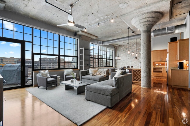 Building Photo - 311 E Erie St Rental